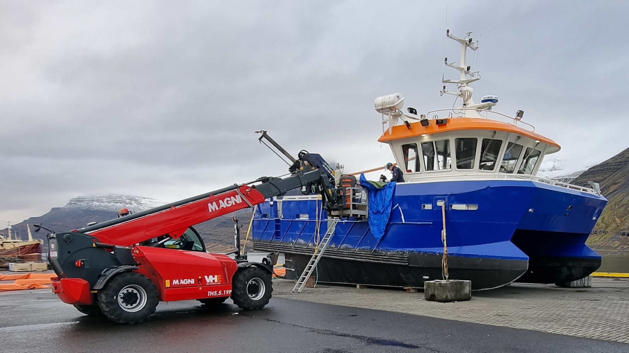 Nýr MAGNI skotbómulyftari afhentur frá PON til VHE á Reyðarfirði