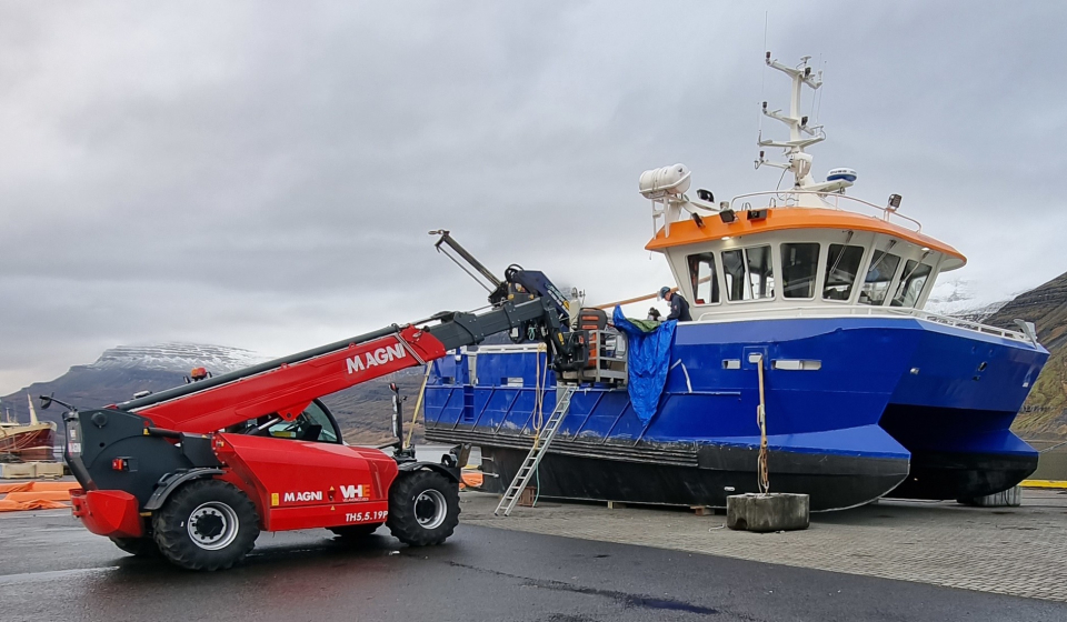 Nýr MAGNI skotbómulyftari afhentur frá PON til VHE á Reyðarfirði